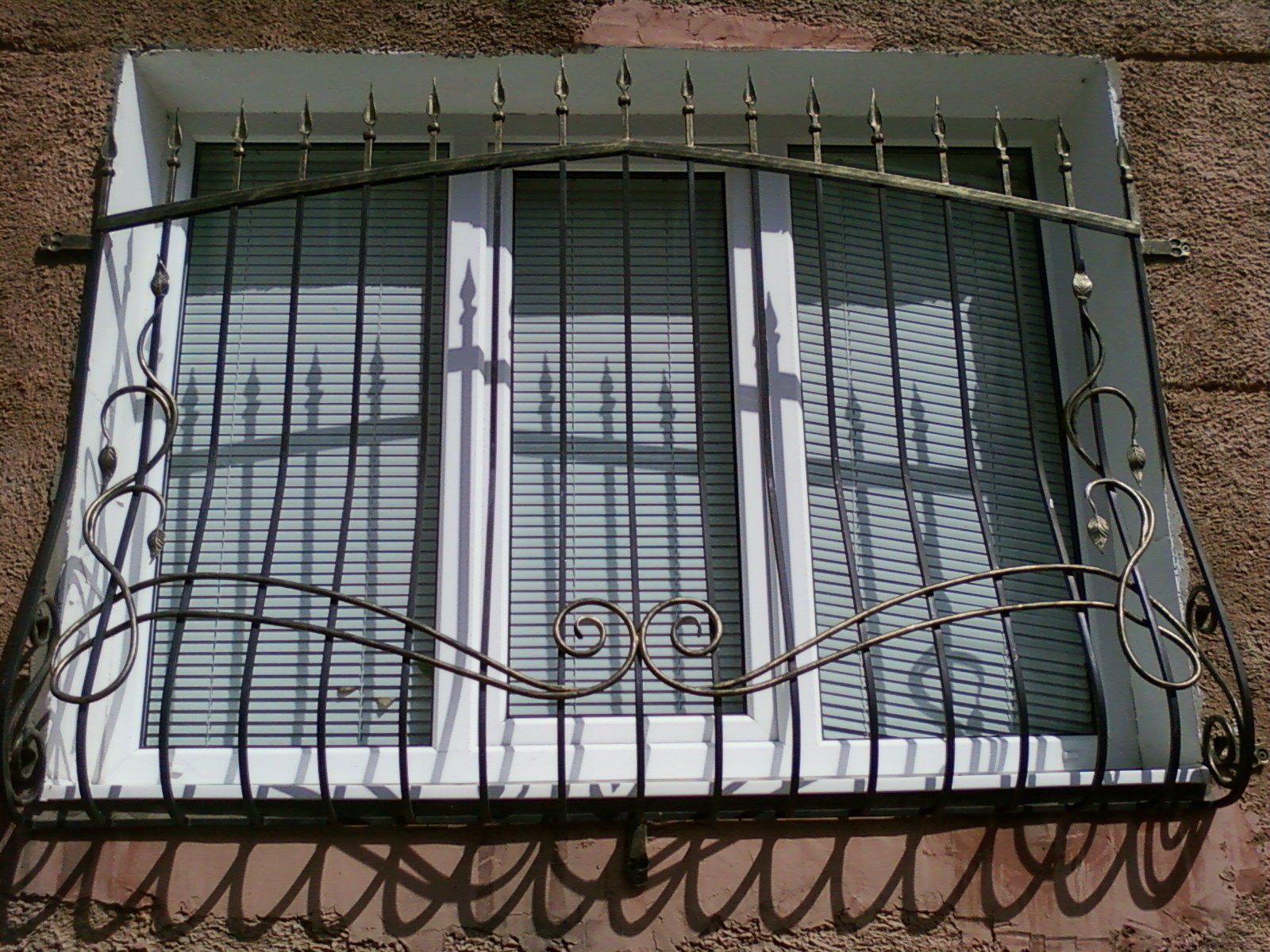 Иркутск купить решетку. Решетки на окна. Металлическая решетка. Решетка на окно металлическая. Решетки на окна выпуклые.