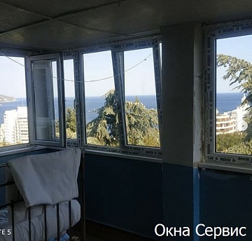 Установили окна рехау блитз.