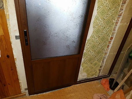 Дверь раздвижная из алюминия.  �3