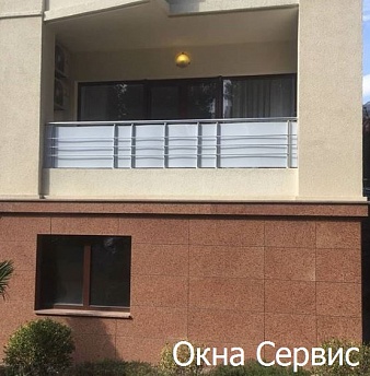 Установили матовый монолитный поликарбонат 3 мм и алюминиевые перила.